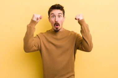 Genç İspanyol adam inanılmaz bir başarıyı kutluyor. Kazanan gibi. Heyecanlı ve mutlu görünüyor.!