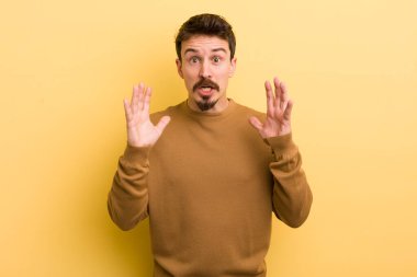 Genç İspanyol adam şok olmuş ve hayrete düşmüş görünüyor, inanılmaz bir şey fark ettiğinde ağzı açık kaldı.