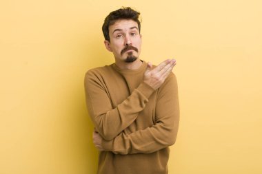 Genç İspanyol bir adam kafası karışık ve bilgisiz, şüpheli bir açıklama ya da düşünceyi merak ediyor.