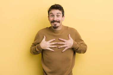 Genç İspanyol adam mutlu, şaşırmış, gururlu ve heyecanlı görünüyor.