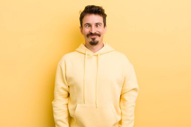 Genç İspanyol bir adam şapşal ve komik görünüyor. Şaşı bakışlı, şakacı ve şakacı.