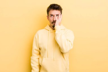 Genç İspanyol bir adam yorgun, sıkıcı ve sıkıcı bir görevin ardından sıkılmış, hayal kırıklığına uğramış ve uykulu hisseder.