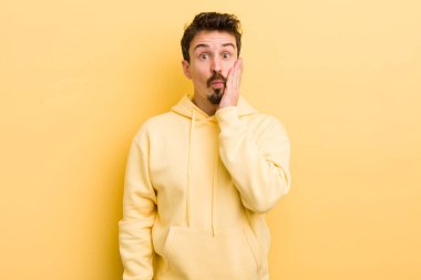 Genç İspanyol adam şok olmuş ve ağzı açık halde yüz yüze inanamamaktan şaşkına dönmüş durumda.