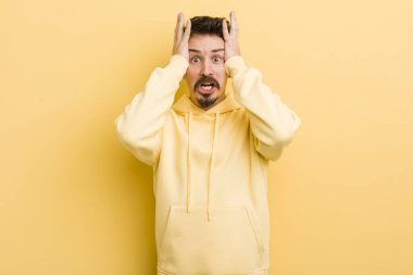 Dehşete kapılmış ve şok olmuş hisseden genç İspanyol bir adam, bir hata yüzünden el ele tutuşuyor ve panikliyor.