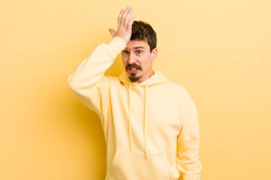 Genç İspanyol adam, aptalca bir hata yaptıktan ya da hatırladıktan sonra, kendini aptal gibi hissederek avucunu yalayarak bağırıyor.