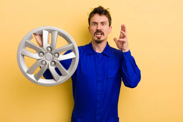 男は手を上げて叫んでる 車修理工のコンセプト — ストック写真
