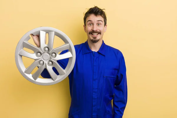 Hombre Que Parece Feliz Gratamente Sorprendido Concepto Reparador Coches — Foto de Stock