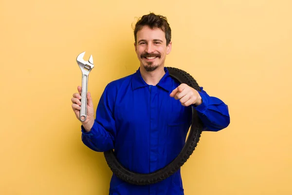 Mann Zeigt Auf Kamera Und Wählt Dich Aus Fahrradwerkstatt Konzept — Stockfoto