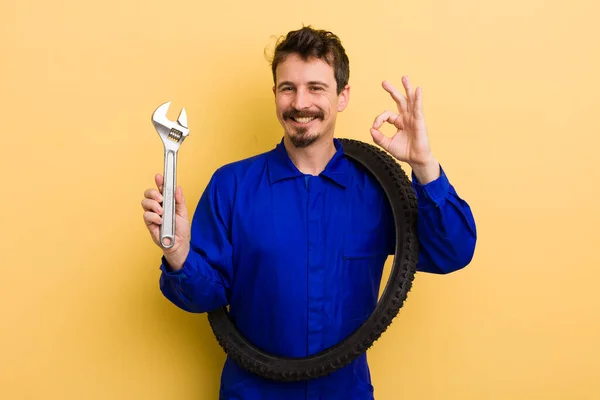 Hombre Sintiéndose Feliz Mostrando Aprobación Con Buen Gesto Concepto Reparador — Foto de Stock