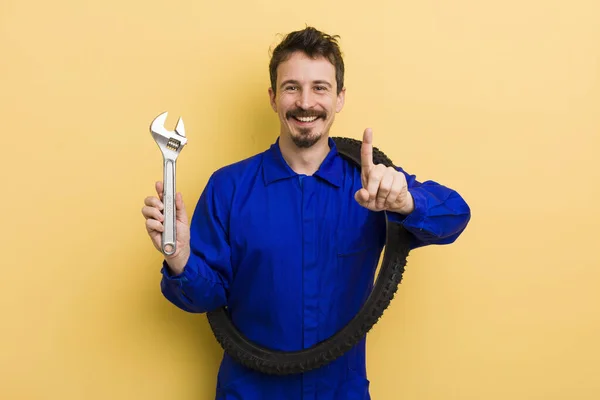 Mann Lächelt Stolz Und Selbstbewusst Und Macht Platz Eins Fahrradwerkstatt — Stockfoto