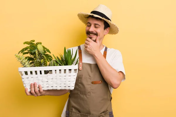 Uomo Sorridente Con Felice Espressione Fiduciosa Con Mano Sul Mento — Foto Stock