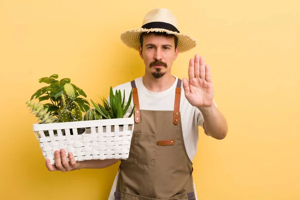 Uomo Che Sembra Serio Mostrando Mano Aperta Facendo Gesto Arresto — Foto Stock