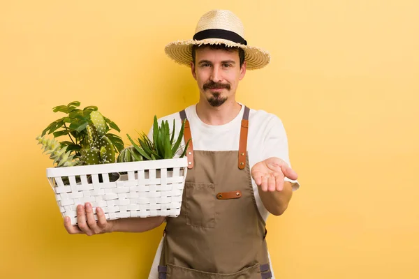 Uomo Sorridente Felicemente Con Amichevole Offrendo Mostrando Concetto Concetto Giardiniere — Foto Stock