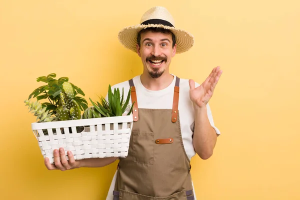 Muž Cítí Šťastný Ohromený Něčím Neuvěřitelným Zahradnický Koncept — Stock fotografie