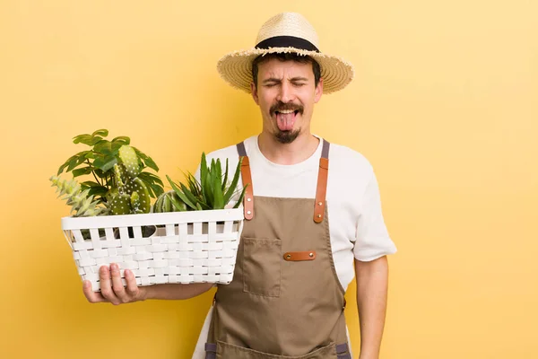 Hombre Con Actitud Alegre Rebelde Bromeando Sacando Lengua Concepto Jardinero —  Fotos de Stock