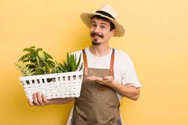 Uomo Sorridendo Allegramente Sentendosi Felice Mostrando Concetto Concetto Giardiniere — Foto Stock