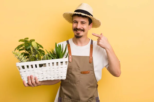 Hombre Sonriendo Con Confianza Señalando Propia Amplia Sonrisa Concepto Jardinero —  Fotos de Stock