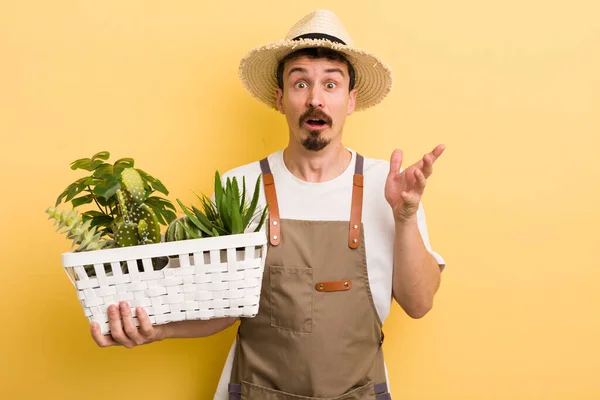 Uomo Stupito Scioccato Stupito Con Una Sorpresa Incredibile Concetto Giardiniere — Foto Stock