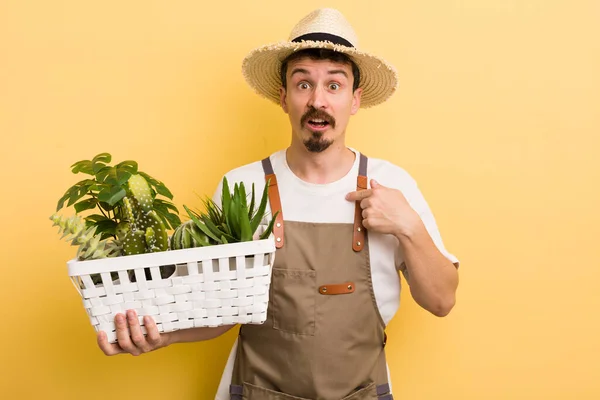 Uomo Guardando Scioccato Sorpreso Con Bocca Spalancata Indicando Stessi Concetto — Foto Stock