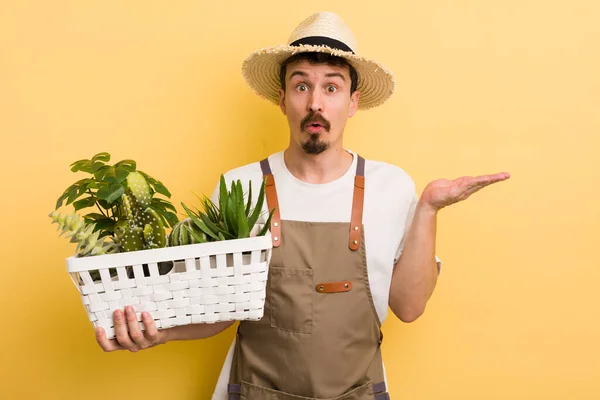 Uomo Guardando Sorpreso Scioccato Con Mascella Caduto Possesso Oggetto Concetto — Foto Stock