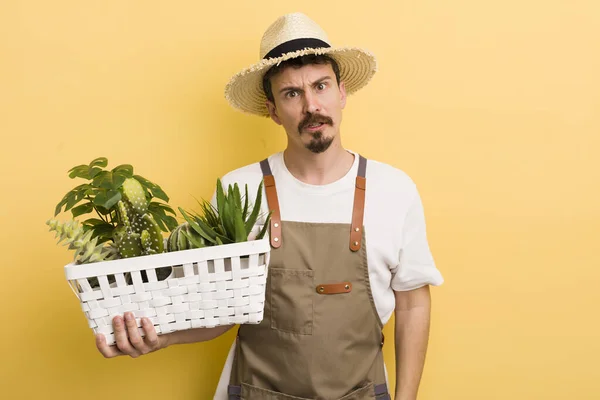 Uomo Sentirsi Perplesso Confuso Concetto Giardiniere — Foto Stock