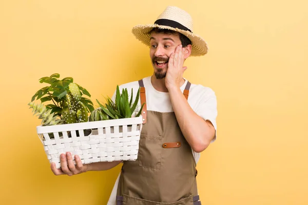 Mężczyzna Czuje Się Szczęśliwy Podekscytowany Zaskoczony Koncepcja Ogrodnika — Zdjęcie stockowe