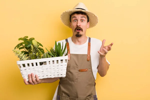 Uomo Sentirsi Estremamente Scioccato Sorpreso Concetto Giardiniere — Foto Stock