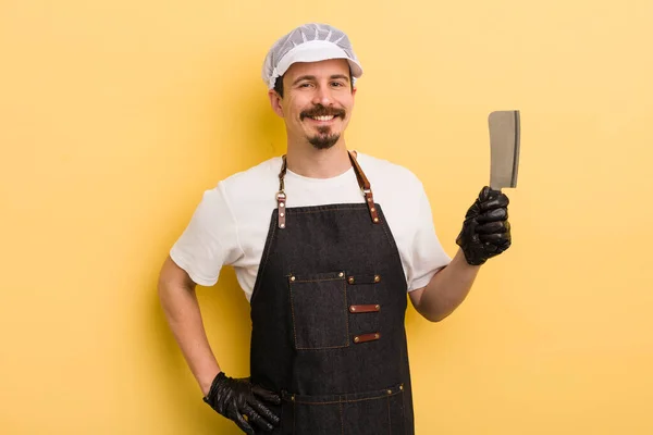 Uomo Sorridente Felicemente Con Una Mano Sul Fianco Fiducioso Concetto — Foto Stock