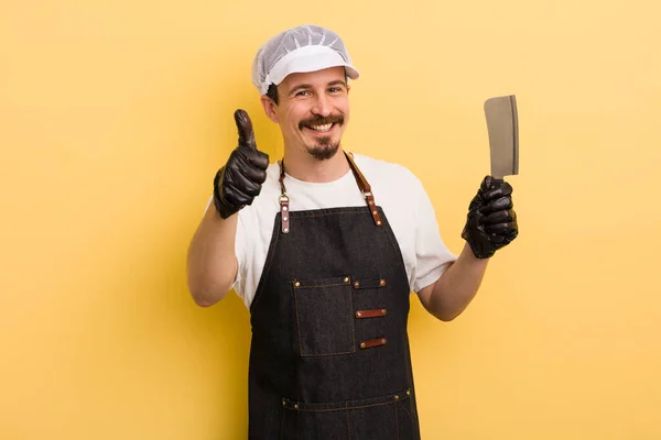 Man Känner Sig Stolt Ler Positivt Med Tummen Upp Slaktarkoncept — Stockfoto