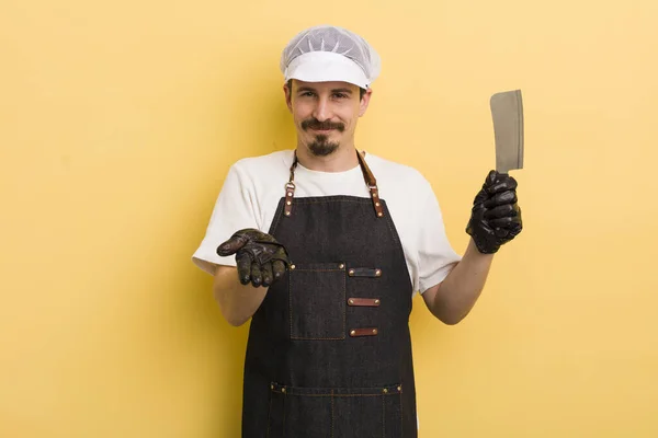 Man Glimlacht Gelukkig Met Vriendelijk Het Aanbieden Tonen Van Een — Stockfoto