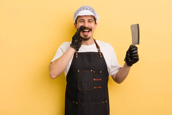 Homem Sentindo Feliz Dando Grande Grito Com Mãos Lado Boca — Fotografia de Stock