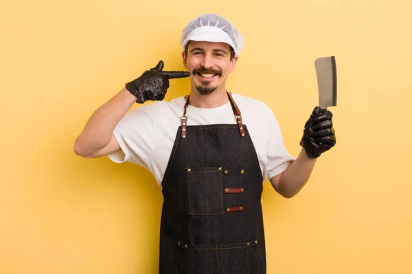 Mann Lächelt Selbstbewusst Und Zeigt Auf Sein Breites Lächeln Metzgerkonzept — Stockfoto