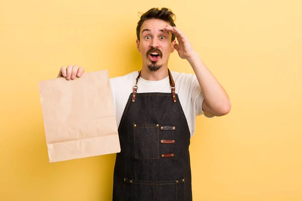 Homem Que Parece Feliz Surpreso Surpreso Fast Food Entregar Conceito — Fotografia de Stock