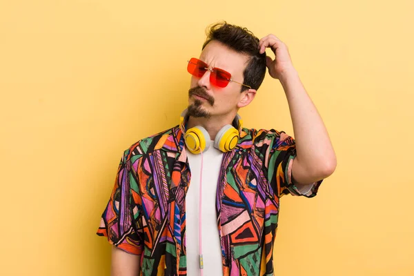 Kafam karışık ve kafam karışık, kaşınıyorum. müzik konseptini dinlemek