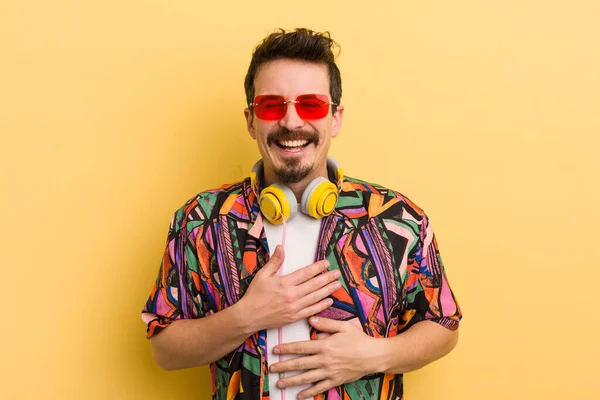 Komik bir şakaya yüksek sesle gülmek. müzik konseptini dinlemek