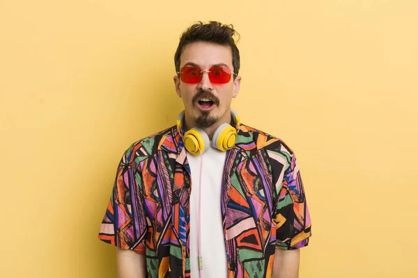 Şok olmuş ya da şaşırmış görünüyorsun. müzik konseptini dinlemek