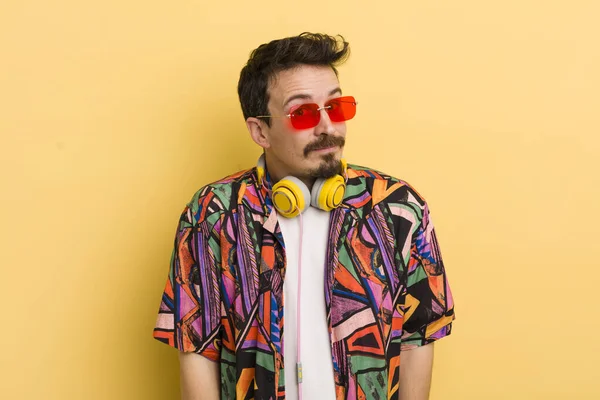 Omuz silkmek, kafası karışık ve kararsız hissetmek. müzik konseptini dinlemek