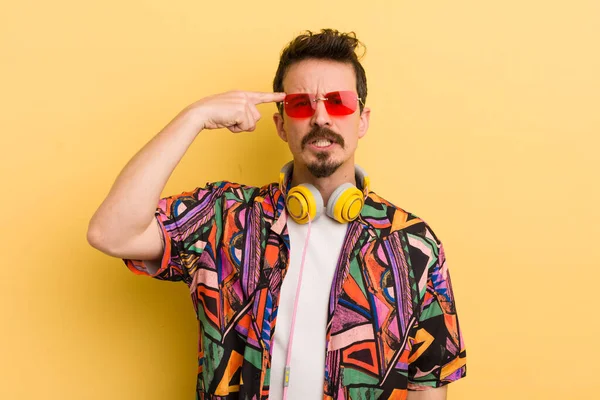 Kafan karışık ve şaşkın, deli olduğunu gösteriyorsun. müzik konseptini dinlemek