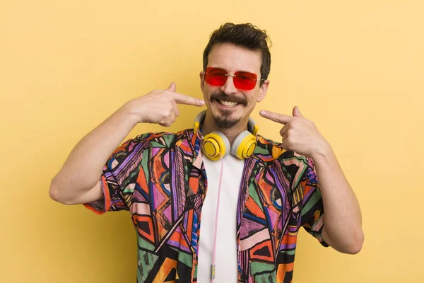 Kendi gülüşünü göstererek kendine güvenerek gülümsüyor. müzik konseptini dinlemek