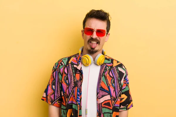 Tiksindim, sinirlendim ve dil sürçtü. müzik konseptini dinlemek