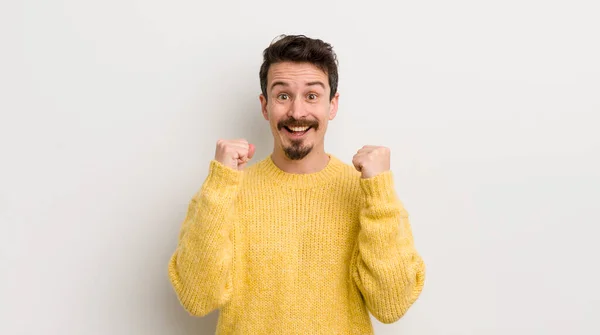 Jovem Hispânico Sentindo Chocado Animado Feliz Rindo Celebrando Sucesso Dizendo — Fotografia de Stock