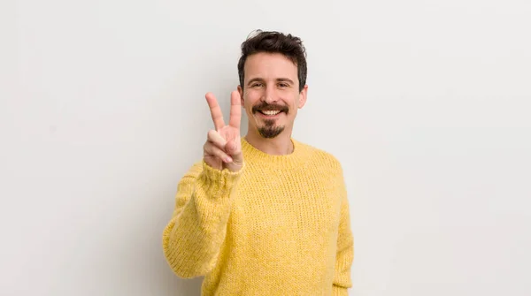 Joven Hispano Sonriendo Luciendo Feliz Despreocupado Positivo Haciendo Gestos Victoria — Foto de Stock