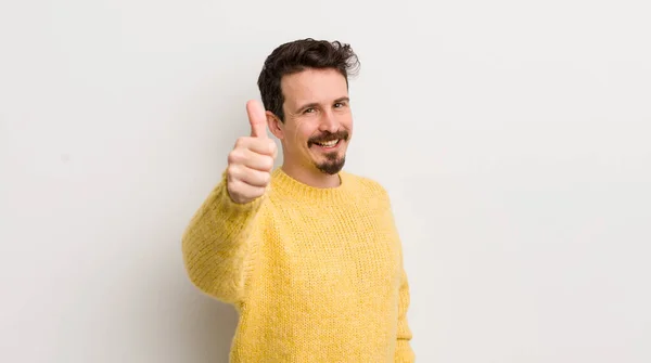 Jovem Hispânico Sentindo Orgulhoso Despreocupado Confiante Feliz Sorrindo Positivamente Com — Fotografia de Stock