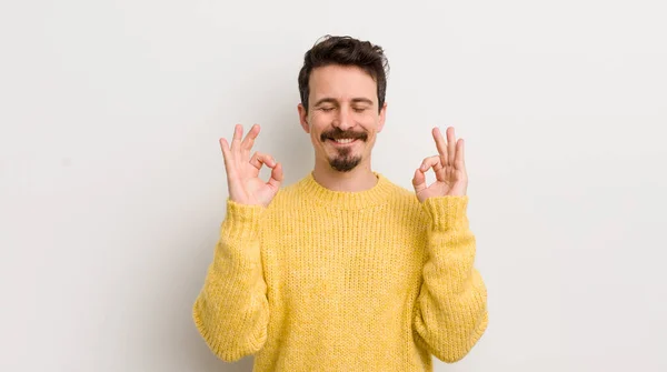 Hispanischer Junger Mann Der Konzentriert Und Meditierend Wirkt Sich Zufrieden — Stockfoto