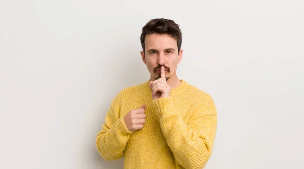 Hispanischer Junger Mann Der Ernst Aussieht Und Den Finger Die — Stockfoto