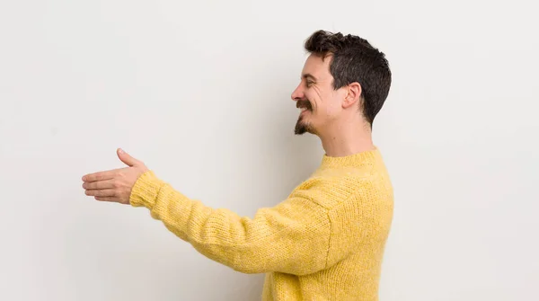 Hispanischer Junger Mann Lächelt Begrüßt Sie Und Reicht Ihnen Die — Stockfoto