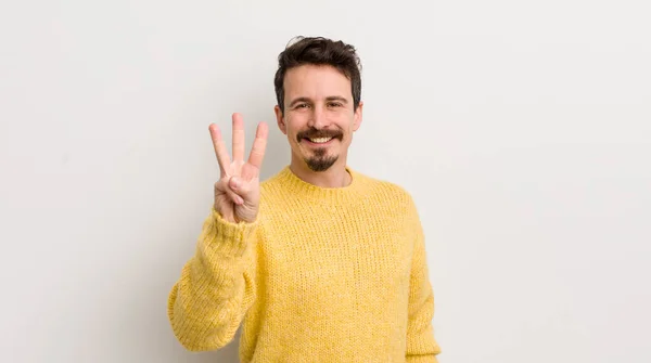 Hispánský Mladý Muž Usmívá Vypadá Přátelsky Ukazuje Číslo Tři Nebo — Stock fotografie