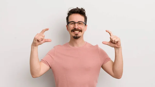 Jovem Hispânico Enquadrando Delinear Próprio Sorriso Com Duas Mãos Olhando — Fotografia de Stock