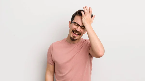 Hispanische Junge Mann Lacht Und Schlägt Die Stirn Wie Doh — Stockfoto