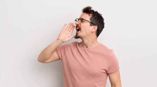 Hispanic Young Man Yelling Loudly Angrily Copy Space Side Hand — Stock Photo, Image